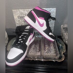 Nike Women's Black and Pink Sneakers Size 6.5